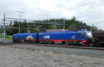 Ein beladener Erzzug von Kiruna durchfährt den Personenbahnhof von Narvik auf der Fahrt zum LKAB-Abladebahnhof. Narvik, 15.8.2024