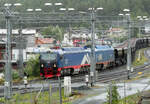 Doppellok 124 wartet mit ihrem Erzzug aus Kiruna vor der LKAB-Abladestation auf die Weiterfahrt zum Abladegleis. Narvik, 16.8.2024