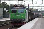 Am 14.07.2017 verlässt eine Rc4 von GreenCargo den Güterbahnhof von Hallsberg mit einem Güterzug in Richtung Norden und durchfährt soeben den personenbahnhof von Hallsberg.