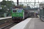 Am 14.07.2017 durchfährt eine Rc4 von Green Cargo mit einem Güterzug den Bahnhof Hallsberg in Richtung Norden.