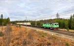 Die Rc4 1311 fährt mit einem am 31.10.2017 sehr kurz ausgefallenen DB Schenker Kühltrailerzug bei Nassjö südwärts.
