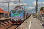 Mit einem gemischten Güterzug nach Malmö fuhr am Nachmittag des 17.07.2019 die Rc4 1165 von GreenCargo durch den Haltepunkt von Hjräup in Richtung Zielbahnhof, welcher nur noch wenige