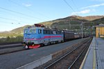 Am Morgen noch im neuen Bahnhof von Kiruna abgestellt, fuhr GC Rc4 1166 (ex. AMTRAK X995) am Nachmittag mit einem gemischten Güterzug durch den Bahnhof von Narvik gen Hafen.