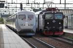 Während Snabbtåg 441 nach Göteborg (links) den Bahnhof Hallsberg ohne Halt durchfährt, macht sich auf dem Nachbargleis RE10140 auf den Weg nach Stockholm.