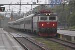 Bei ungemütlichem Regenwetter erreicht NT10094  Artic Circle Train  nach Narvik am 16.07.2017 den Bahnhof Gävle.