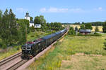 Am 20.07.2022 ist die Rc6 Nr. 1340 mit einem IC nach Karlstad nahe Hallsberg bei der Hallsberg kyrka unterwegs. Die Sommerhitze ist auch in Südschweden angekommen und es hat an diesem Tag rund 35 Grad im Schatten. 