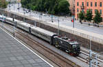 Fernverkehrszug mit gemischtem Wagenmaterial fährt Richtung Personenbahnhof Stockholm C.  Das Foto wurde von einer Strassenbrücke aus aufgenommen. Stockholm, 5.8.2024