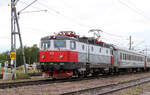 Rc6 1328 fährt mit dem Regionalzug von Lulea nach Narvik in Kiruna ein.