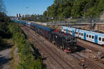 Am 09.08.24 ging es mit dem EN 346 von Hamburg nach Stockholm in den Urlaub. Ein Foto musste natürlich auch angefertigt werden und so ging es 12.08. morgens zu einer passenden Fotostelle in der Nähe des Bahnhofs Stockholms södra um den Zug aufzunehmen. Er hatte ca. 30 Minuten Verspätung und kam leider zeitgleich mit einem der zahlreich verkehrenden Pendeltåg an mir vorbei. Gezogen wurde der Zug von einer Lok der Baureihe Rc6 mit der Nummer 1413. Die ersten drei Wagen laufen ab Malmö mit.
