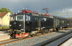 Lok Rc6 1386 steht mit dem IC von Stockholm nach Karlstad - Oslo in der Abendsonne im Bahnhof Kristinehamn.