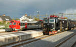 Ein farbenprächtiges Bild im Bahnhof Kristinehamn in der Abendsonne: rechts der IC nach Karlstad - Oslo, links ein Triebzug im Stillager.