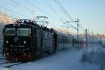 SJ Rc6 1415 mit IC81 (Duved - Stockholm) am 3.1.2009 bei Ovansj. Zum Glck ist dort ein Bahnbergang. So kann man im Auto warten, bis das Andreaskreuz sich meldet und muss sich nicht bei -20C draussen warten.