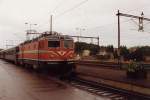 Rc 6 1333 am 17.08.1993 mit Personenzug nach Lulea/Schweden in Narvik/Norwegen.