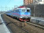 Nachtzug NZ 93 Narvik - Stockholm mit Rc6 1333 passiert am 21.03.2006 die Penteltag-Station Karlberg kurz vor dem Bahnhof Stockholm-Central.