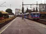 1421 mit Regionalzug 51 Stockholm-Oslo auf Bahnhof Karlstad am 13-7-2000.  Bild und scan: Date Jan de Vries.