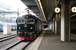 SJ Rc6 1396 und SSRT Rc6 1336 am 30.05.2015 beim umsetzen auf die andere Seite des Nachtschnellzuges (Stockholm C - Luleå) im Startbahnhof.