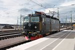 SJ Rc6 1400 am 02.09.2015 bei Umsetzten an das andere Zugende von Natttåget 93 (Narvik - Stockholm C) im neuen Bahnhof von Kiruna.