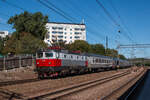 Ein noch nicht erfüllter Wunsch von mir ist eine Fahrt mit dem Nachtzug von Stockholm nach Narvik. An der Station Ulriksdal im Norden Stockholms konnte ich am 13.08.24 den Gegenzug aus Narvik aufnehmen. Momentan ist Vy noch der Betreiber, aber ab dem 15.12. wird die SJ wieder den Verkehr übernehmen. Mit der Lok vom Typ Rc6 in Rot und Grau und den grauen Wagen hebt sich der Zug wohltuend vom Triebwageneinerlei in Schweden ab.

Aufgrund von Bauarbeiten fuhren die Züge an diesem Tag sehr fotogen auf dem Gegengleis. 