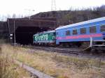 SSRT Rc6 1332 mit Regionalzug Narvik - Lulea verlt am 11.10.2006 den Bahnhof Katterat durch den sdlichen Tunnel in Richtung Bjrnfjell, hinter dem Tunnel kommen die beiden Gleise wieder zusammen.