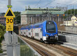 Vorortstriebzug in der Nähe des Bahnhofs Stockholm C. in der Nachmittagssonne. Stockholm, 5.8.2024