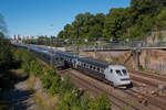 Ein X2000 der SJ auf dem Weg in Richtung Stockholm Central. Fotografiert am 12.08.2024 in der Nähe des Bahnhofs Stockholms södra. 
