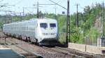 Der Bahnhof Södertälje Syd station hat zwei Ebenen, wovon die obere auf einer Brücke liegt. Ein X2000-Triebzug erreicht den Bahnhof auf dieser oberen Ebene. (29.05.2014)