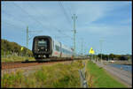 In Dreifachtraktion passiert der Öresundståg X31K/ET 4337 auf seiner Fahrt nach Göteborg am 13.08.2024 den Hafen Ängelholm. 