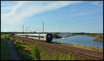 Der Öresundståg X31K/ET 4516 passiert am Morgen des 13.08.2024 den Hafen Ängelholm auf der Fahrt nach Norden. 