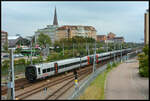 Eine Doppeleinheit Öresundståg X31K/ET (4511 und ein weiterer) fährt am 15.08.2024 langsam in den Bahnhof Helsingborg C ein. 