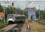 Lokalzug fährt aus dem Bahnhof Mora in Richtung Borlänge C.