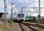 Transitio-Triebzug 9016 verlässt als Regionalzug von Kiruna nach Lulea den Bahnhof Kiruna, währenddem im Hintergrund zwei Güterzüge auf die Abfahrt warten. Kiruna, 12.8.2024