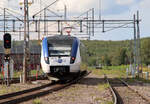 Transitio-Triebzug 9016 verlässt als Regionalzug von Kiruna nach Lulea den Bahnhof Kiruna in der Abendsonne.