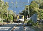 Triebzug 9049 fährt als Regionalzug nach Degerfors aus dem Bahnhof in Kristinehamn. Das Foto wurde vom Gleisübergang aus gemacht. Kristinehamn, 12.9.2024