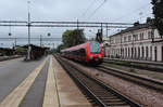 Am 31.08.2018 durchfährt ein MTRExpress den Bahnhof Katrineholm in Richtung Stockholm.