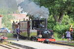 Durchfahrt eines Schmalspurzug mit der Nr. 9 der Museumsbahn Mariefred in Mariefred  an 02. Juli 2022.