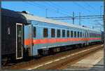 Eingereiht in einen Regionalzug Stockholm - Uppsala ist der Großraumwagen B10 50 74 22-73 566-6 der SJ. (Uppsala, 19.05.2023)