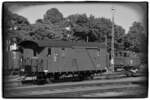 Im Bahnbetriebswerk der Smalspåret Västervik - Hultsfred steht eine umfangreiche Sammlung historischer Schienenfahrzeuge. Hier der Gepäckwagen SJ 165 Fp (Spurweite: 891 mm). 19.08.2024 