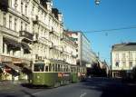 Malmö ML SL 4 Gustav Adolfs Torg am 18. Oktober 1972. - Der Zug, der aus dem Tw 79 und einem Beiwagen besteht, fährt in Richtung Limhamn. Die SL 4, die letzte Strassenbahnlinie in Malmö, benutzte nur in der HVZ Beiwagen. 