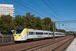 Im 15-Minuten-Takt verbindet der Arlanda-Express Stockholm Central ohne Zwischenhalt in 18 Minuten Fahrtzeit mit dem Flughafen Arlanda. Eingesetzt werden Züge vom Typ Alstom Coradia X3. Fotografiert am 13.08.2024 im Bahnhof Stockholm Ulriksdal.   