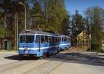 Tw 306 der Nockebybahn mit Steuerwagen ist Mitte Mai 1988 zwischen Alvik und Nockeby unterwegs.