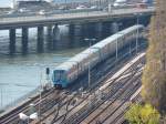 Eine Tunnelbana am 15.5.2010 bei der Station Slussen. Im Hintergrund sieht man einen Fernzug.