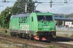 Auch ein TRAXX F140AC: Green Cargo 1434 lauft am 11 September 2015 in Hallsberg um.