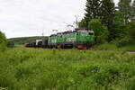 Leider gibt es zwischen den schönen tagen mit Sonnenschein auch den ein oder anderen Tag mit Schmuddelwetter. Aber ein Bahnfotograf lässt sich davon nicht aufhalten. Am 20.06.2022 ist der Green Cargo Zug 4325 südlich von Vindeln auf der Stambanan genom övre Norrland in Richtung Süden unterwegs. Gezogen wird der Zug von zwei Loks der Reihe Rd2.