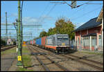 Die Elektrolok HECTORRAIL 241.010  Yoda  fährt am 17.08.2024 mit einem Containerzug auf Gleis 1 südwärts durch den Bahnhof Älmhult.