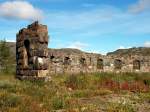 Herbstliches Bild von der Ruine des ehemaligen Ringlokschuppens in Riksgrnsen direkt an der schwedisch-norwegischen Grenze, aufgenommen am 30.08.2007.