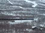 Dm3 fhrt mit beladenen Erzzug von Kiruna nach Narvik am 18.03.2006 an der STF-Touriststation Abisko vorbei, ca.