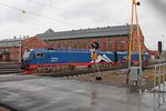 Am 31.05.2015 stand LKAB IORE 121  ROMBAK  zusammen mit LKAB IORE 126  SANDSKÄR  abgestellt vor der LKAB Werkstatt in Kiruna abgestellt.