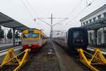 Bahnhof Karlskrona C am 3.10.2023: Auf Gleis 6 (links) der Krösatågen 3168 (S-ABTR 94 74 411 3168-9)  Ellen Key  vom Typ ASEA Littera X11 aus Emmaboda und auf Gleis 1 (rechts) der