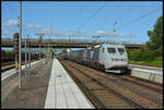 Der SJ X2000 ist am 17.08.2024 auf dem Weg von Stockholm nach Malmö, als er in Höchstgeschwindigkeit (Vmax 200 km/h) durch den Bahnhof Älmhult fährt.