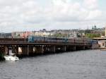 Ein Zug der Grnen Linie fhrt auf der Brucke, die zwischen Gamla Stan und Slussen liegt, in Richtung Sden.